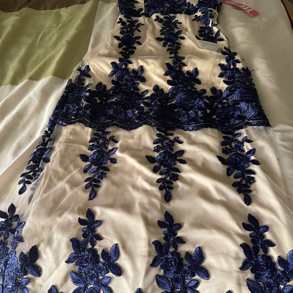 Dress - Picture 3 of 3